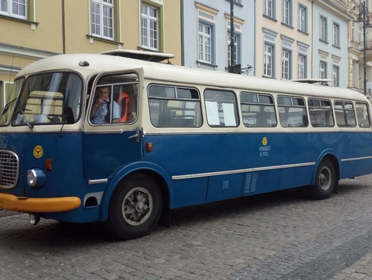 Zabytkowe autobusy i tramwaje na Mikołajki