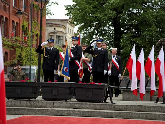 2 maja w Bydgoszczy. Przekazanie flagi państwowej kujawsko-pomorskim policjantom 