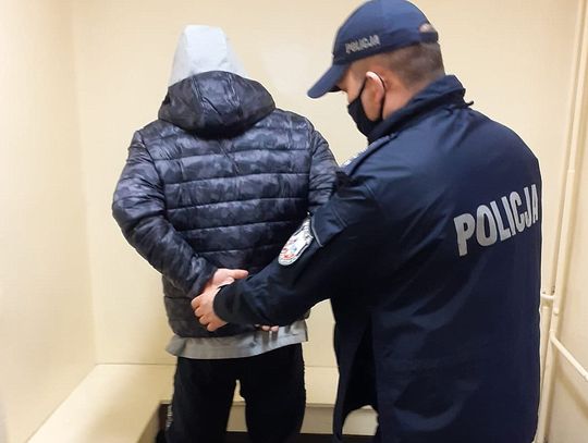 24-latek z Bydgoszczy ukradł auto. Policjanci zastali go w nim, gdy spał 