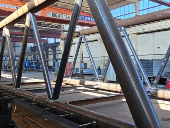 56-metrowa kładka przejedzie przez Bydgoszcz — nocny transport z Glinek na Siernieczek