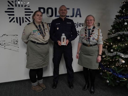 Betlejemskie Światło Pokoju dotarło do policjantów w Bydgoszczy