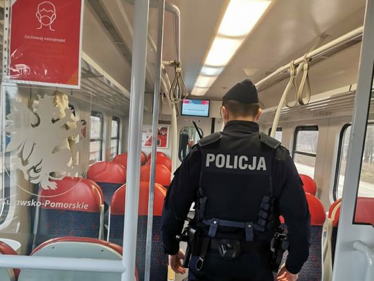 Bydgoscy policjanci kontrolują dworzec i pociągi 