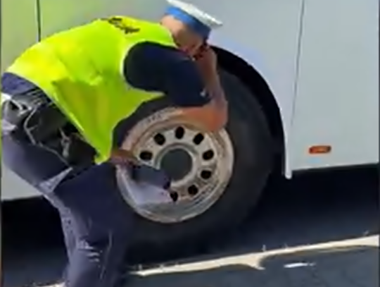 Bydgoscy policjanci skontrolowali autokary przed wyjazdem dzieci na letni wypoczynek