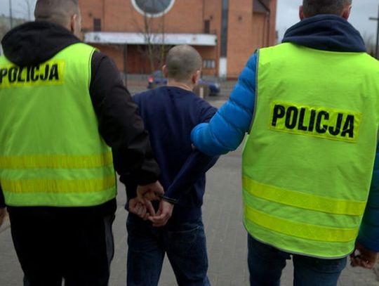 Bydgoscy policjanci zatrzymali 22-latka związanego z oszustwami podczas sprzedaży odzieży na portalu internetowym