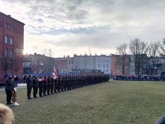 Bydgoska policja włączyła się w uroczystość przysięgi wojskowej żołnierzy obrony terytorialnej