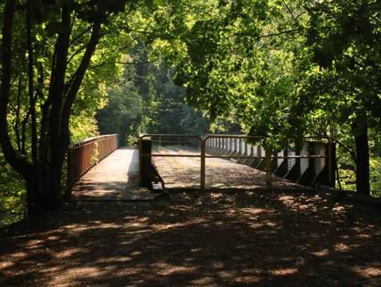 Dawny most kolejowy na Czyżkówku przekształcony w kładkę pieszo-rowerową