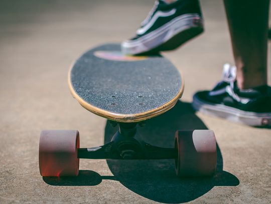 Deskorolki longboard — jakie korzyści przynoszą początkującym jeźdźcom?