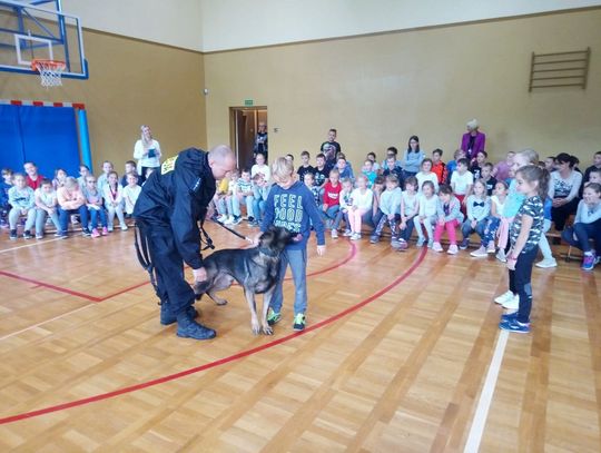 Dzieci z Żołędowa poznały pracę psów policyjnych 