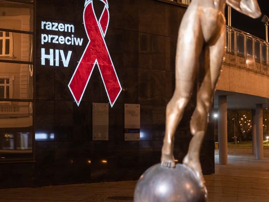 Epidemia HIV groźna w Polsce. Czerwona kokardka w Bydgoszczy