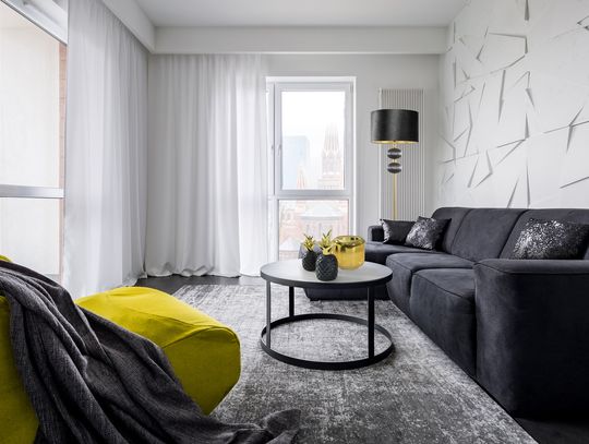 Firany na okno balkonowe – podpowiadamy, jaki rodzaj firan sprawdzi się najlepiej