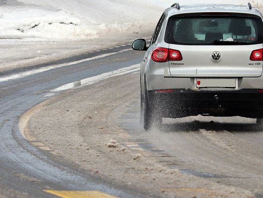 GDDKiA: Jazdę utrudnia śnieg i deszcz oraz błoto pośniegowe