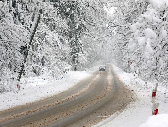 GDDKiA: Opady śniegu, błoto pośniegowe i śliskość utrudniają jazdę; drogi krajowe przejezdne