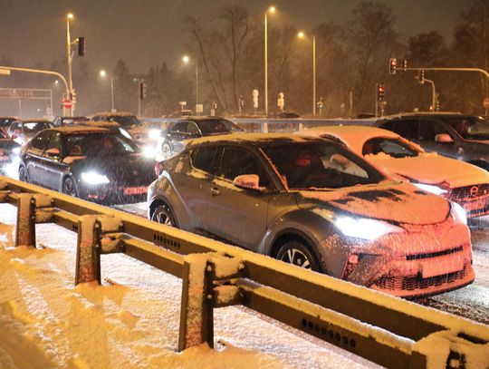 GDDKiA ostrzega przed opadami śniegu, błotem pośniegowym na trasach i śliskimi drogami