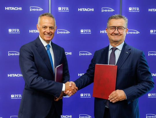 Hitachi i PESA nawiązują strategiczną współpracę dla rozwoju polskiego rynku kolejowego