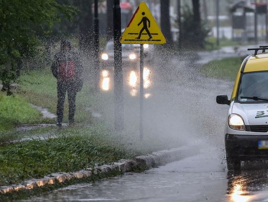 IMGW ostrzega: Intensywny deszcz w ośmiu województwach