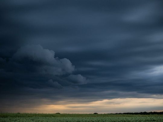 IMGW ostrzega: Piątek prawie w całym kraju upalny i burzowy, miejscami deszcz i porywisty wiatr