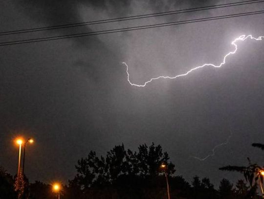 IMGW ostrzega przed burzami i upałami do 38 st. C; w 14 województwach alert RCB