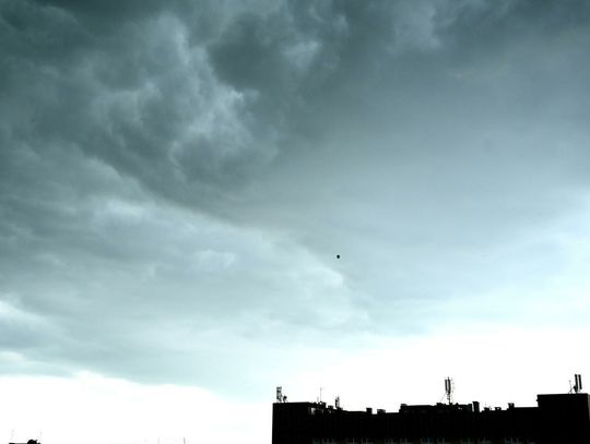 IMGW ostrzega przed burzami w całej Polsce. Alerty wydało także RCB