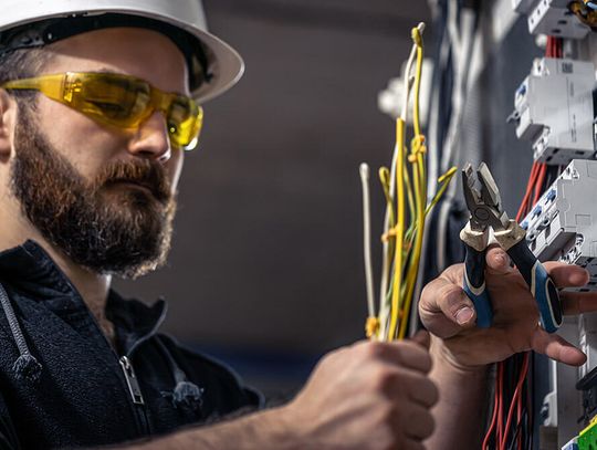Jak wybrać najlepszego elektryka? 5 rzeczy, na które musisz zwrócić uwagę