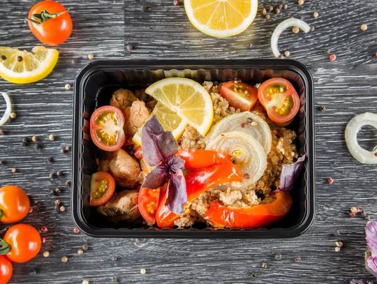 Jak wybrać pojemniki gastronomiczne? 4 czynniki, które mają istotne znaczenie