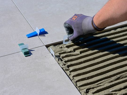 Jaki system poziomowania płytek wybrać do pracy na dużych powierzchniach?