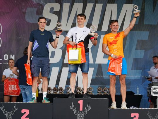 Karol Ondra z Bydgoszczy z brązem w kategorii M30–34 podczas niedzielnych zawodów JBL Triathlon Sieraków 2025