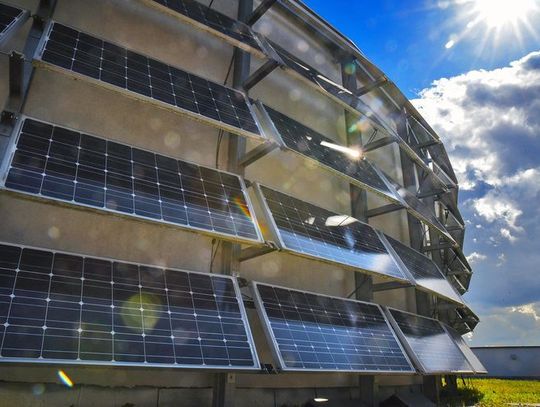 Kolejne budynki w mieście wyposażone zostaną w panele słoneczne 