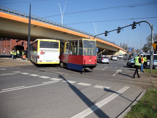Kolizja tramwaju i autobusu w centrum Bydgoszczy!