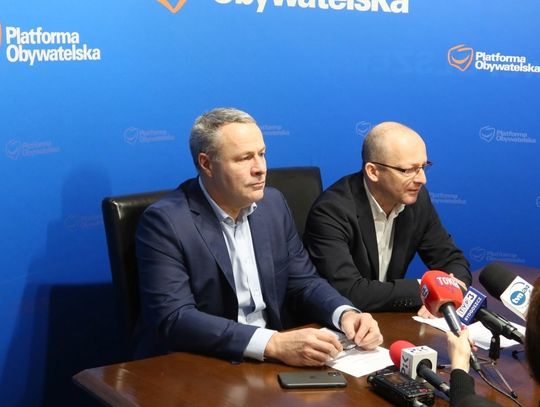 Konferencja posła Pawła Olszewskiego i prezydenta miasta Rafała Bruskiego: #drożyznaPiS od noworocznego poniedziałku