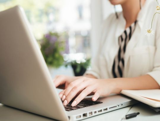 Krótkie umowy o dzieło dominują. ZUS podsumowuje 2025 rok