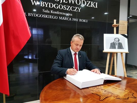 Księga kondolencyjna po śmierci gen. Zbigniewa Nowka w Urzędzie Wojewódzkim