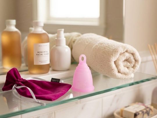 Kubeczek menstruacyjny – jak go wybrać, aplikować i czy jest bezpieczny?