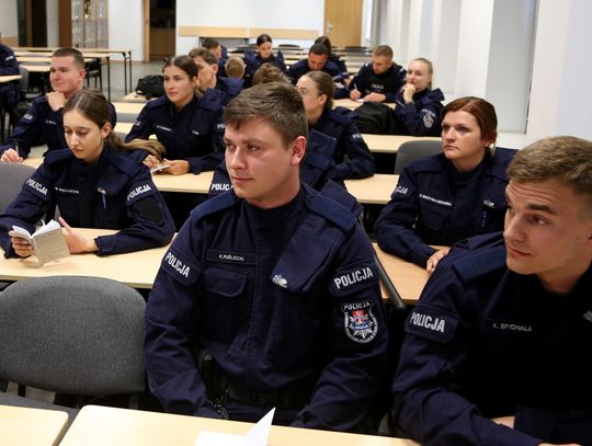 Kursanci ze szkoły policyjnej ruszają w teren z bydgoskimi policjantami