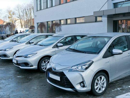 KWP w Bydgoszczy otrzymała nowe samochody hybrydowe oraz patrona