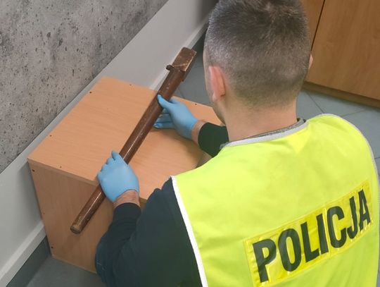 Mieszkaniec regionu spacerował po mieście z nogą od stołu i odgrażał się mieszkańcom