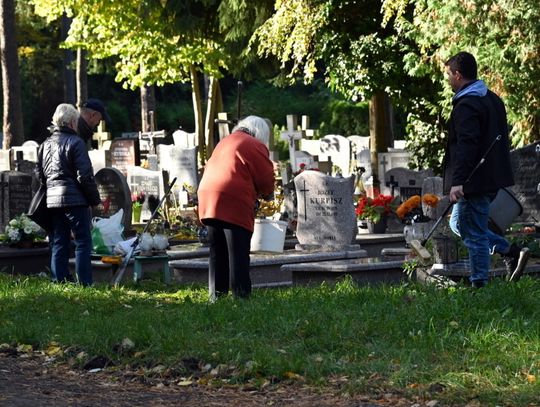 Minister zdrowia apeluje o noszenie maseczek na cmentarzach