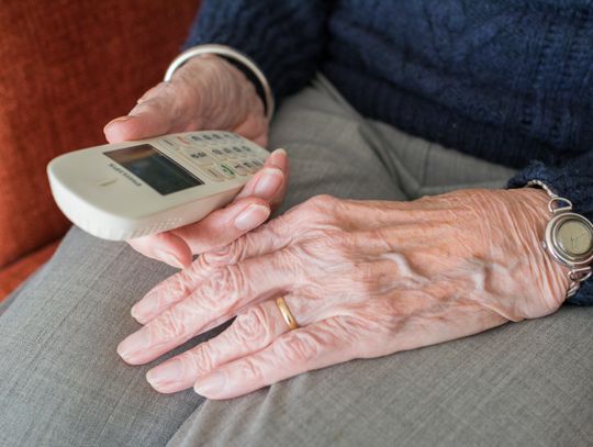 "Na prokuratora". 86-latka z regionu przekazała oszustowi 32 tysiące złotych