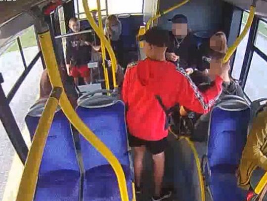 Naruszyli nietykalność nastoletniej bydgoszczanki w autobusie MZK. Rozpoznajesz ich?