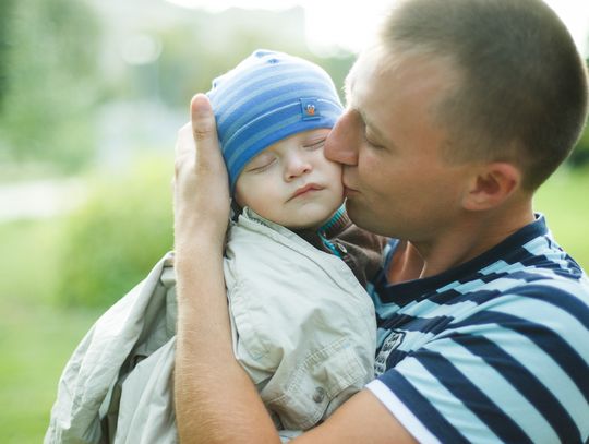 Nie tylko mama. Tata też ma prawo do płatnego urlopu po narodzinach dziecka