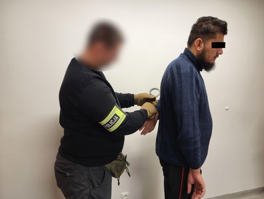 Nielegalni imigranci z Pakistanu i Afganistanu zatrzymani przez bydgoskich policjantów. Za kratami są również dwaj obywatele Ukrainy za pomoc w nielegalnym przekroczeniu granicy RP