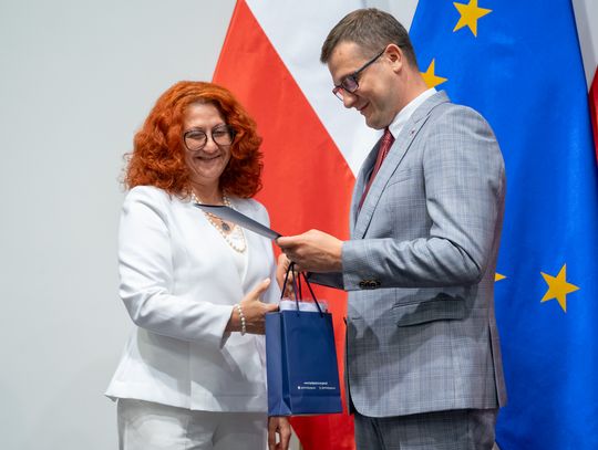 Nowi obywatele Rzeczypospolitej Polskiej. Wojewoda wręczył decyzje 33 osobom