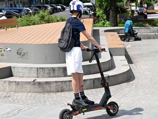 Od środy obowiązek używania kasków przez młodych rowerzystów i kierujących e-hulajnogami