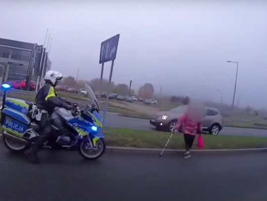 Patrol na motocyklach pomógł starszej bydgoszczance [WIDEO]