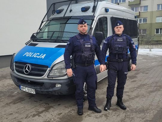 Pięciolatka połknęła  szkło z rozbitej szklanki. Pomogli policjanci z Bydgoszczy