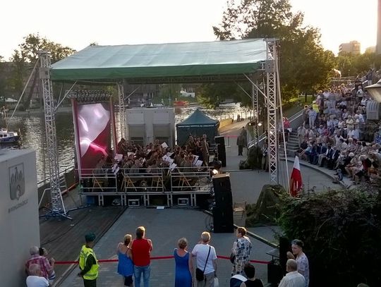 Pieśni Powstańcze i Wojskowe zabrzmiały wczoraj przy Operze Nova