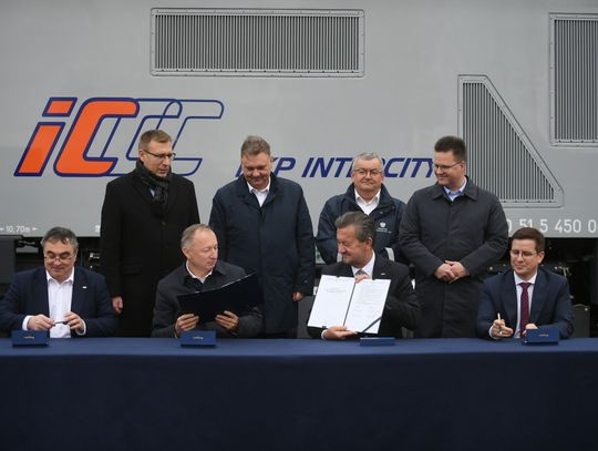 PKP Intercity podpisało kontrakt na kupno lokomotyw hybrydowych za ponad 550 mln zł od bydgoskiej PESY