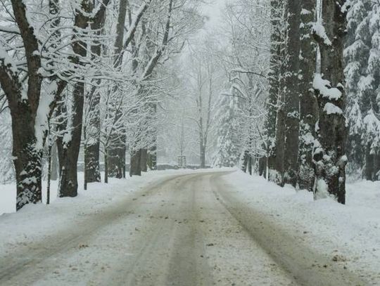Początek weekendu pochmurny i ze śniegiem na południu kraju