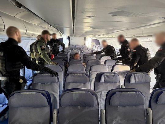 Policjanci doskonalili taktykę reagowania na zagrożenia na pokładzie samolotu
