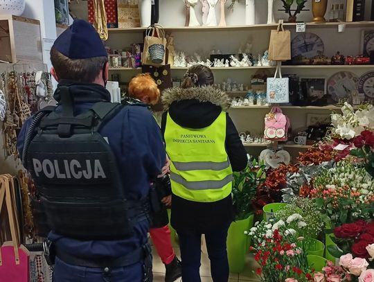 Policjanci i pracownicy Sanepidu sprawdzali w Osielsku czy klienci noszą maseczki [FOTO]