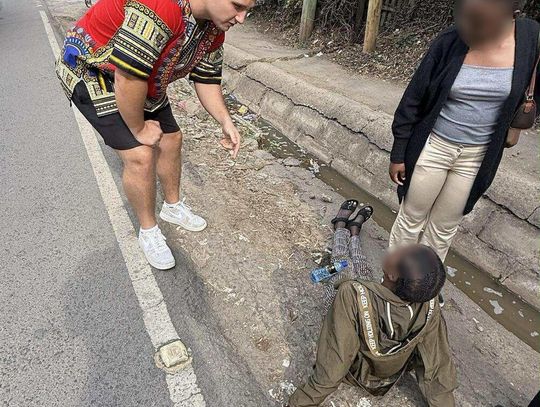 Policjanci z Bydgoszczy, będąc na urlopie, pomogli nieprzytomnej kobiecie w Kenii